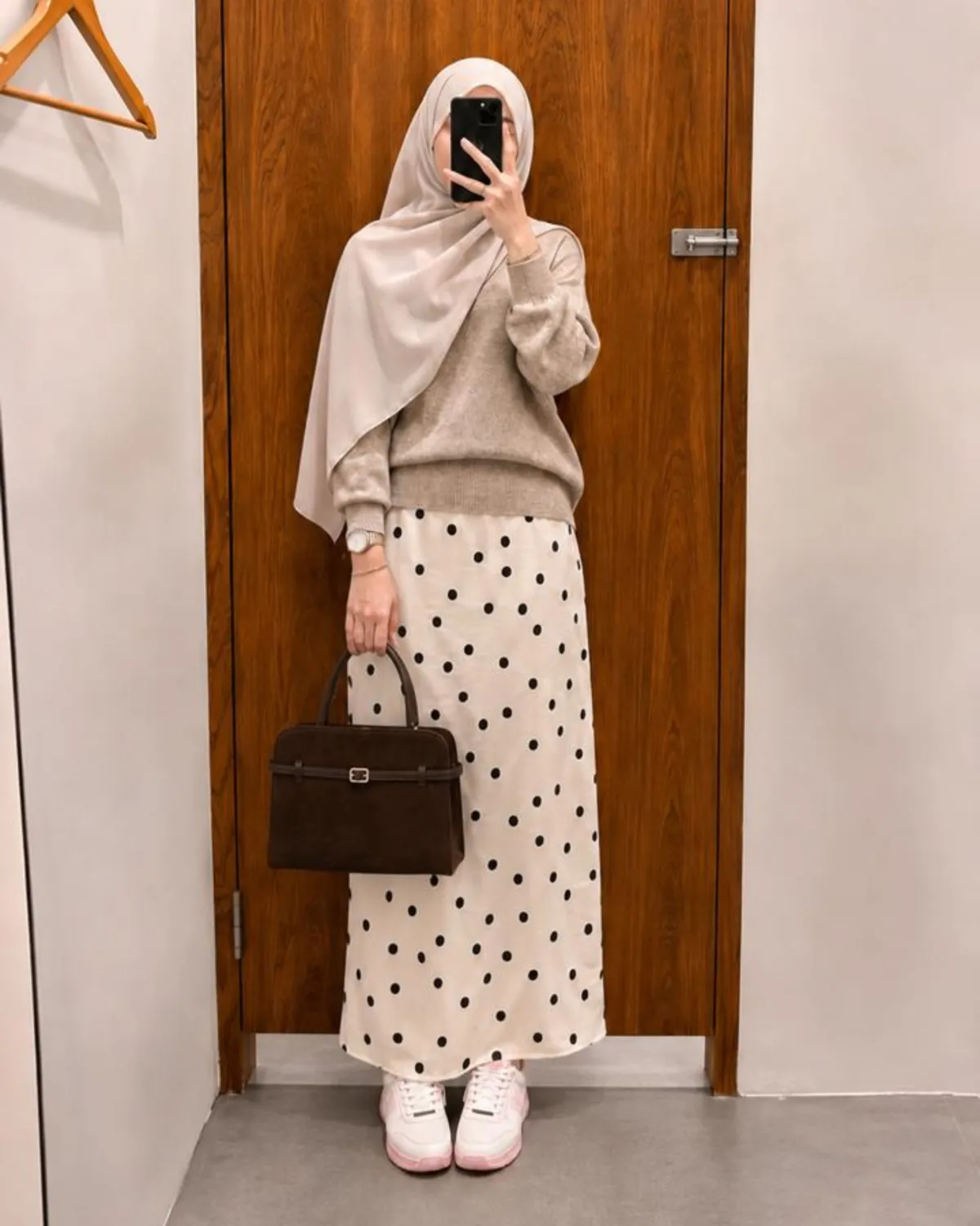 Inspirasi outfit ngemall pakai rok